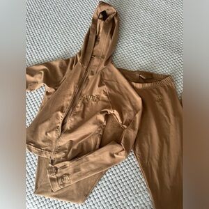 Body by Raven Tracy basics in Brown set size M